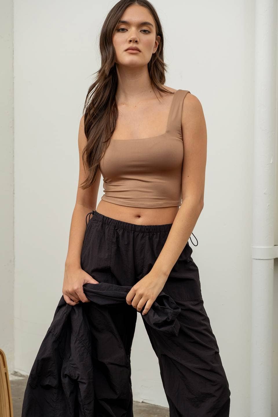 CROPPED SQUARE NECK TANK: MOCHA